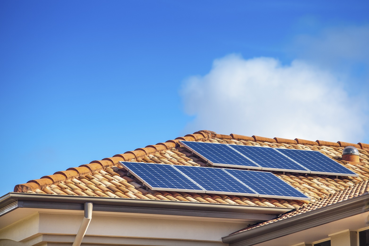 Placas fotovoltaicas sobre un tejado. Autoconsumo para particulares.