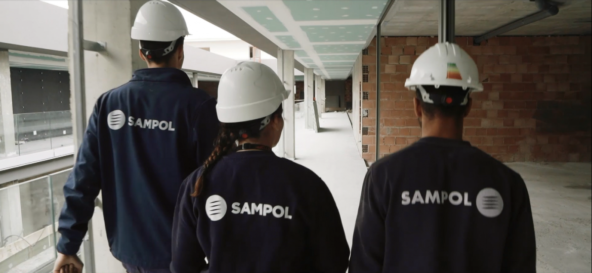 Trabajadores Sampol caminando por un pasillo