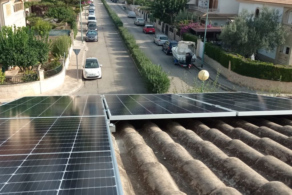 Placas solares instaladas en tejado de vivienda de Mallorca